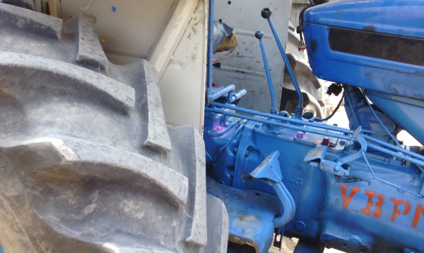 รถไถฟอร์ด ราคาเบาๆ ตัวรถพร้อมใบดัน  ต่อลองได้ ขายได้ขายเลยครับเล่มทะเบียน