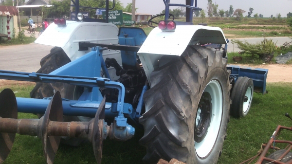 ขายรถไถฟอร์ด6600เสื้อลายพร้อมใช้พร้อมจดทะเบียนโอนราคา345000