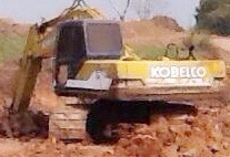 KOBELCO MARK III SK 200 เอกสารใบอินวอย รถบอดี้สวยเดิมดีพร้อมทำงานได้เลยครับ เครื่องยนต์เดิมปั๊มเดิมแรงดีทำงานเร็วดี ภายในห้องเก๋งสะอาด แอร์เย็น ไฟฟ้าตัดแล้ว ภายนอกบูมอาร์มสวยชีลกระบอกไม่แตกเยิ้ม ช่วงล่างเอวแน่น เฟลมไม่มีผุ โรลเลอร์โซ่บูทใบแทรกประมาณ 60\% พ