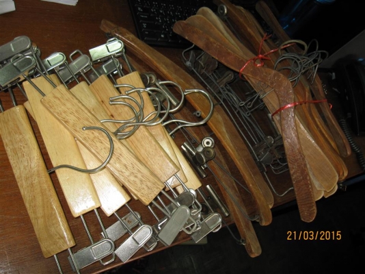 ไม้แขวนเสื้อพร้อมที่หนีบกางเกงแนวโบราณ