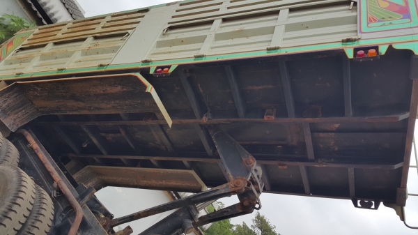 ขายรถ 10 ล้อ 2 เพลา กระบะเหล็กดั้ม อู่.เสรีชัย HINO FM3MNLD ปี.39 ไฟฟ้า มีระบบลาก รถสวย ราคา.1200000 สนใจรีบจองด่วน