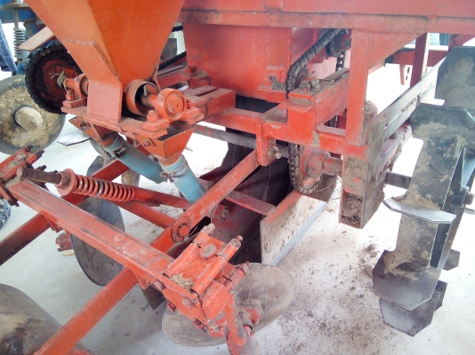 ขายเครื่องปลูกอ้อยร่องคู่47แรงขึ้นไป