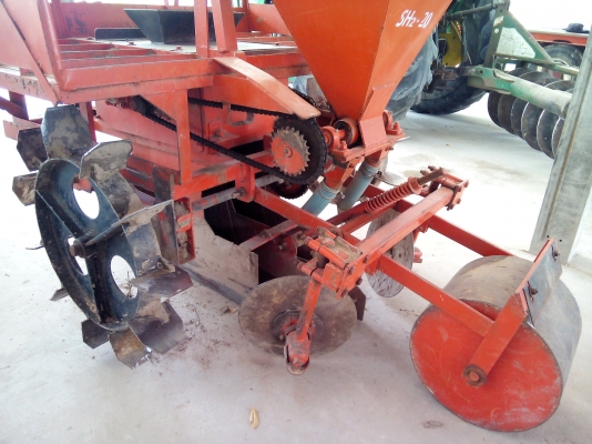 ขายเครื่องปลูกอ้อยร่องคู่47แรงขึ้นไป