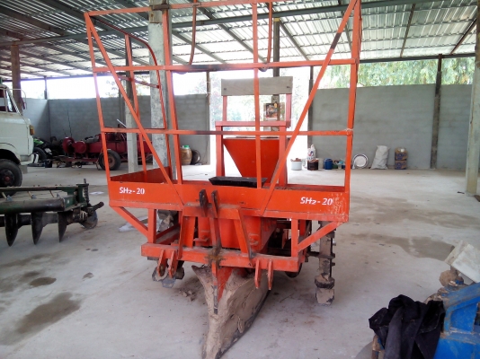 ขายเครื่องปลูกอ้อยร่องคู่47แรงขึ้นไป