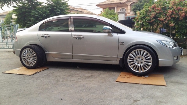 ขายล้อแม็กสภาพใหม่สีเดิม honda stepwagon spada 17"x6" et50 5 รู 114.3 พร้อมยางใหม่ผลิตปลายปี 2013 aurora k109 215/45r17 ยางผลิตเกาหลี ใส่ civic fd-fb, stream ได้ครับ หรือใส่ยาง 215/55r17 ก็ใส่ accord , crv g1-g2 , vigo เตี้ย , innova , camry ได้