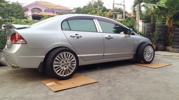 ขายล้อแม็กสภาพใหม่สีเดิม honda stepwagon spada 17"x6" et50 5 รู 114.3 พร้อมยางใหม่ผลิตปลายปี 2013 aurora k109 215/45r17 ยางผลิตเกาหลี ใส่ civic fd-fb, stream ได้ครับ หรือใส่ยาง 215/55r17 ก็ใส่ accord , crv g1-g2 , vigo เตี้ย , innova , camry ได้