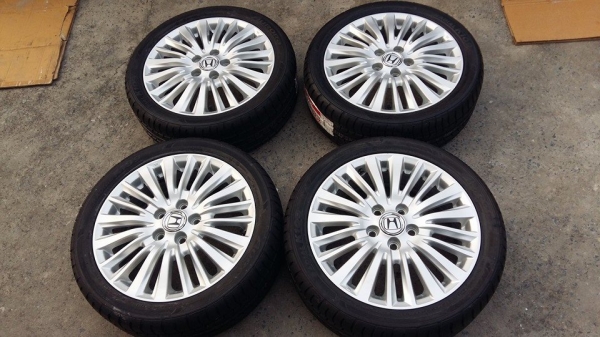 ขายล้อแม็กสภาพใหม่สีเดิม honda stepwagon spada 17"x6" et50 5 รู 114.3 พร้อมยางใหม่ผลิตปลายปี 2013 aurora k109 215/45r17 ยางผลิตเกาหลี ใส่ civic fd-fb, stream ได้ครับ หรือใส่ยาง 215/55r17 ก็ใส่ accord , crv g1-g2 , vigo เตี้ย , innova , camry ได้
