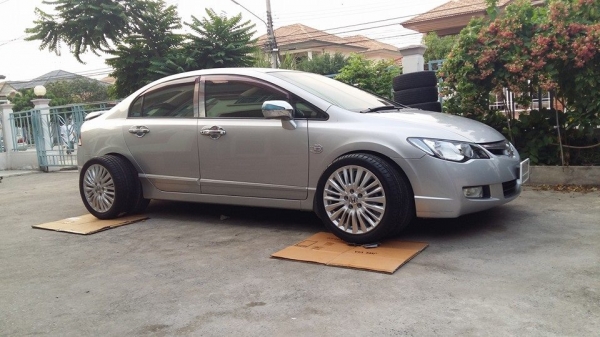 ขายล้อแม็กสภาพใหม่สีเดิม honda stepwagon spada 17"x6" et50 5 รู 114.3 พร้อมยางใหม่ผลิตปลายปี 2013 aurora k109 215/45r17 ยางผลิตเกาหลี ใส่ civic fd-fb, stream ได้ครับ หรือใส่ยาง 215/55r17 ก็ใส่ accord , crv g1-g2 , vigo เตี้ย , innova , camry ได้