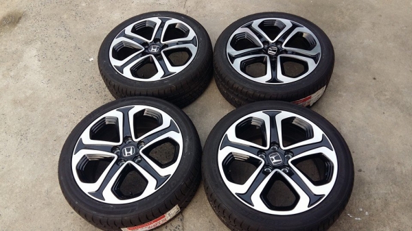 ขายล้อแม็กป้ายแดง honda hr-v 17"x7" et55 5 รู 114.3 พร้อมยางใหม่ผลิตปลายปี 2013 aurora k109 215/45r17 ยางผลิตเกาหลี ใส่ civic fd-fb, stream ได้ครับ หรือใส่ยาง 215/55r17 ก็ใส่ accord , crv g1-g2 , vigo เตี้ย , innova , camry ได้ครับ ขายราคาเดียวก ขายล้อแม็กป้ายแดง honda hr-v 17"x7" et55 5 รู 114.3 พร้อมยางใหม่ผลิตปลายปี 2013 aurora k109 215/45r17 ยางผลิตเกาหลี ใส่ civic fd-fb, stream ได้ครับ หรือใส่ยาง 215/55r17 ก็ใส่ accord , crv g1-g2 , vigo เตี้ย , innova , camry ได้ครับ ขายราคาเดียวก