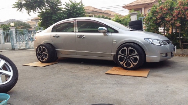 ขายล้อแม็กป้ายแดง honda hr-v 17"x7" et55 5 รู 114.3 พร้อมยางใหม่ผลิตปลายปี 2013 aurora k109 215/45r17 ยางผลิตเกาหลี ใส่ civic fd-fb, stream ได้ครับ หรือใส่ยาง 215/55r17 ก็ใส่ accord , crv g1-g2 , vigo เตี้ย , innova , camry ได้ครับ ขายราคาเดียวก