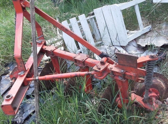 KUBOTA KRT 140 - 14 HP รถสวยสภาพดีสุดๆครับพร้อมทำงานได้เลย อุปกรณ์มีผานพรวน 3 และหางพ่วงสภาพดีมากๆครับ เครื่องยนต์ RT140 แน่นดีแรงดีไม่มีเยิ้ม ระบบเกียร์ระบบไฮดรอลิกส์ไม่มีปัญหาเลยครับ ช่วงล่างดี ยางหน้าหลังประมาณ 70\% พร้อมใช้งาน เอกสารครบ ราคาต่อรองได้คร