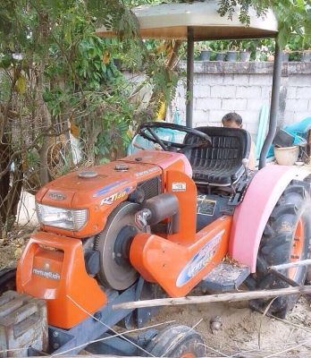 KUBOTA KRT 140 - 14 HP รถสวยสภาพดีสุดๆครับพร้อมทำงานได้เลย อุปกรณ์มีผานพรวน 3 และหางพ่วงสภาพดีมากๆครับ เครื่องยนต์ RT140 แน่นดีแรงดีไม่มีเยิ้ม ระบบเกียร์ระบบไฮดรอลิกส์ไม่มีปัญหาเลยครับ ช่วงล่างดี ยางหน้าหลังประมาณ 70\% พร้อมใช้งาน เอกสารครบ ราคาต่อรองได้คร