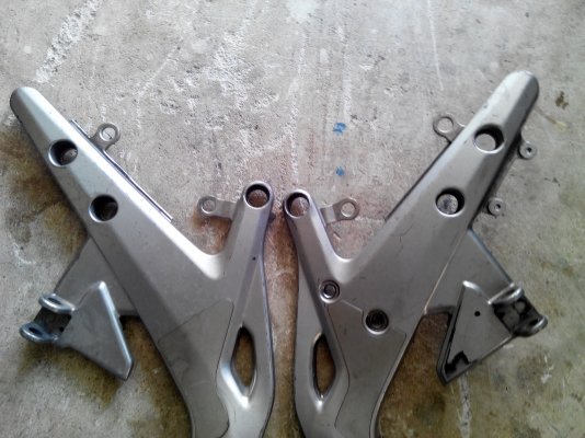 ขาย ที่พักเท้า kawasaki er 6n ราคา 1000  บาท