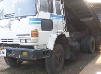 HINO KT 725 - 220 HP EM100 สิบล้อ 2 เพลา ขายเฉพาะหัวเก๋งกับตัวคัชซีนะครับไม่มีกระบะ เครื่องยนต์ 220 แรงเครื่องแน่นแรงดีสุดๆครับลงเล่มครบ หัวเก๋ง HINO F18 ลงเล่มครบพร้อมภายในเก๋งคอนโซลสวยครบ พวงมาลัยเพาเวอร์ ระบบเบรคทริ๊ปฟี้ครบครัน ช่วงล่างแน่นคัชซีไม่มีแต