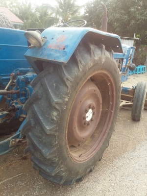 รถไถฟอร์ด 4สูบ6700 มีเกดหน้า เครื่องเกียร์ สมบูรณ์ พร้อมใช้งานทันที