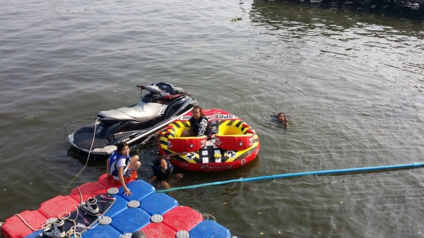 ขายของเล่นทางน้ำเป็นโซฟาสองที่น่ัง  สภาพดี