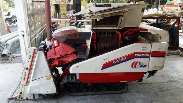 รถเกี่ยวข้าวพร้อมนวดข้าวในตัว แบบนั่งขับ เก่าญี่ปุ่น  YANMAR  CA160 ขนาด 16 แรง มีตัวอุ้มเกี่ยวข้าวล้ม  สภาพดี