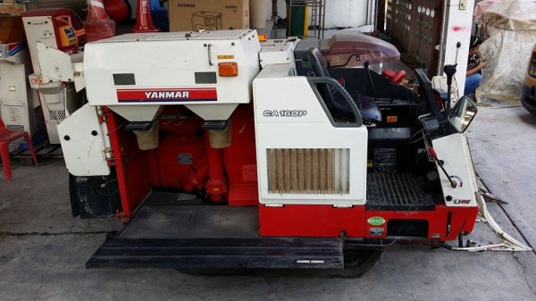 รถเกี่ยวข้าวพร้อมนวดข้าวในตัว แบบนั่งขับ เก่าญี่ปุ่น  YANMAR  CA160 ขนาด 16 แรง มีตัวอุ้มเกี่ยวข้าวล้ม  สภาพดี