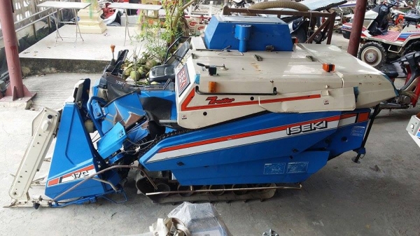 รถเกี่ยวข้าวพร้อมนวดข้าวในตัว แบบนั่งขับ เก่าญี่ปุ่น  ISEKI  Frontier 170 เครื่องยนต์ติดง่ายพร้อมใช้งาน ไม่เคยใช้งานในไทย