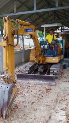 รถขุดKOMATSU pc-30 รุ่น 3  (รถเก่านอก) เครื่อง 3 สูบ มีกระต่ายเต่าเครื่องดีปั๊มดีระบบดีช่วงล่างสวย สนใจติดต่อ 085-5632278 นายภานุกูล