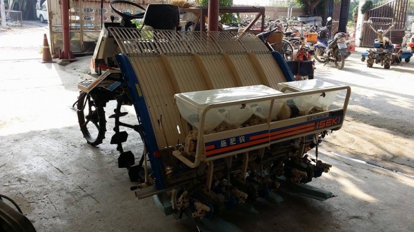 รถปลูกข้าวนั่งขับ ISEKI   รุ่น PA500D  เก่าญี่ปุ่น พร้อมกล่องหยอดปุ๋ยด้านท้าย ดำนา 5 แถว สภาพสวย