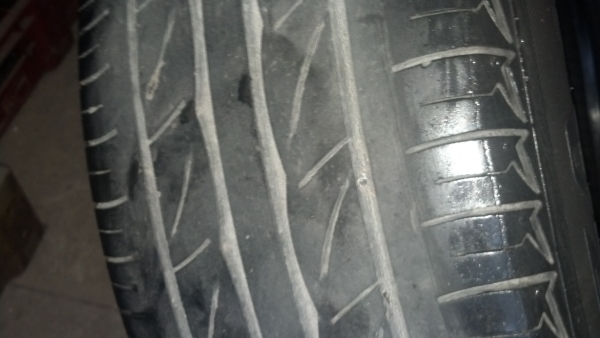 ยางบริดสโตน ทรูเรนซ่า 195 60 15 ปี 10 มี 2 เส้น รวม 800 บาท