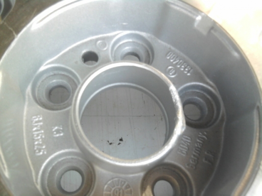 ขาย ล้อแม๊ก ขอบ 15 ของใหม่ 5รู แต่มีตำหนินิดหน่อย ราคาถูกครับ