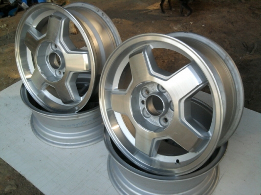 ขาย ล้อแม๊ก ขอบ 15 ของใหม่ 5รู แต่มีตำหนินิดหน่อย ราคาถูกครับ