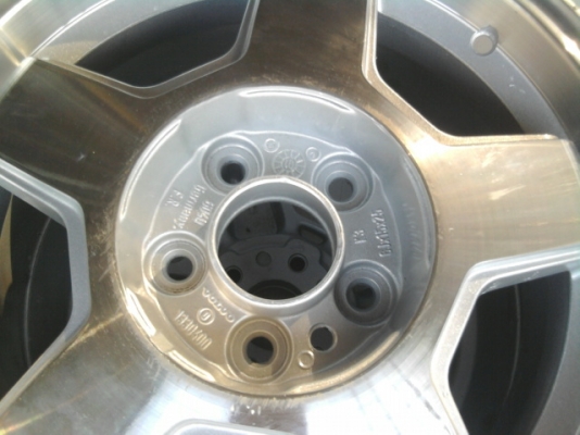 ขาย ล้อแม๊ก ขอบ 15 ของใหม่ 5รู แต่มีตำหนินิดหน่อย ราคาถูกครับ