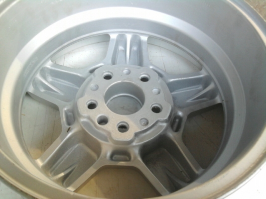 ขาย ล้อแม๊ก ขอบ 15 ของใหม่ 5รู แต่มีตำหนินิดหน่อย ราคาถูกครับ