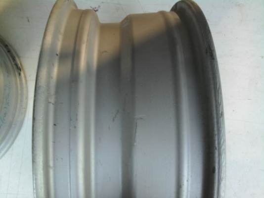 ขาย ล้อแม๊ก ขอบ 15 ของใหม่ 5รู แต่มีตำหนินิดหน่อย ราคาถูกครับ