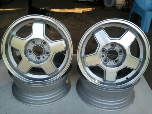 ขาย ล้อแม๊ก ขอบ 15 ของใหม่ 5รู แต่มีตำหนินิดหน่อย ราคาถูกครับ