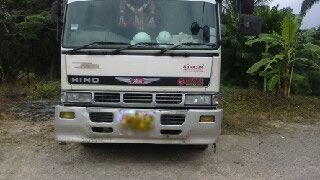 รถฮีโน่ 10 ล้อ หัวลาก เปอร์เฟีย  330 แรงม้า  ปี 48  สนใจติดต่อ 081 - 6079515
