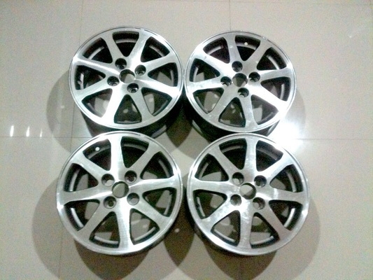 ล้อ 8 ก้านหน้าเงา ของ โตโยต้า Vios ปี 2006 ขนาด 14 นิ้ว 4 รู 100 สภาพใหม่ ราคา 4,500 บาท (ใส่โตโยต้าได้เกือบทุกรุ่น)