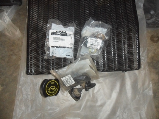 ขาย ฝาปิดข้างเครื่องรถไถฟอร์ดNH6640 7740และ7840 มีทุกรุ่น ของมีในสต็อคพร้อมส่งตลอดครับ