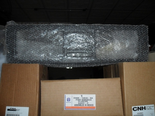 ขาย กรอบไฟหน้ารถไถฟอร์ดNH6640 ของใหม่แท้ห้าง มีสต็อคพร้อมจัดส่งตลอดครับ