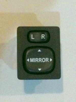 ตัวปรับกระจกไฟฟ้า ฟอร์จูนเนอร์ สภาพใหม่ 900บาท