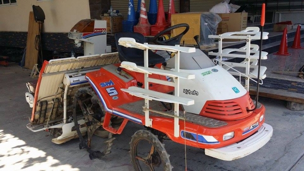 รถปลูกข้าวนั่งขับ KUBOTA  รุ่น SPA5  เก่าญี่ปุ่น  ดำนา 5 แถว มีกล่องหยอดปุ๋ยด้านท้าย  มีชั้นด้านข้างสำหรับวางกล้า สภาพสวย