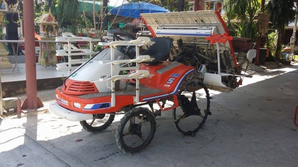 รถปลูกข้าวนั่งขับ KUBOTA  รุ่น SPA5  เก่าญี่ปุ่น  ดำนา 5 แถว มีกล่องหยอดปุ๋ยด้านท้าย  มีชั้นด้านข้างสำหรับวางกล้า สภาพสวย