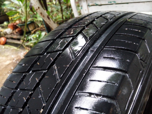 ยาง Dunlop 175 60 R15 ปี 11  สองเส้น 600 บาท