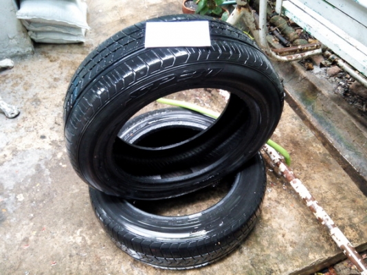 ยาง Dunlop 175 60 R15 ปี 11  สองเส้น 600 บาท