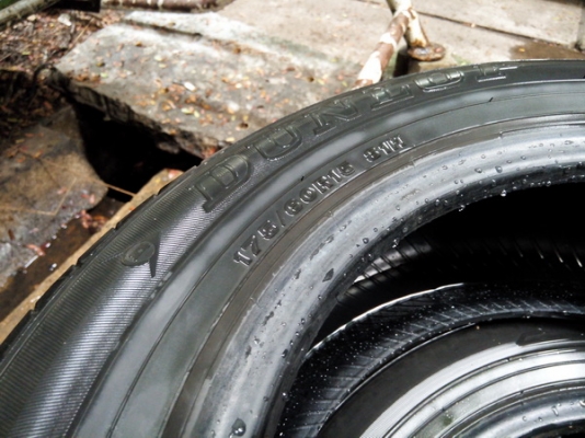 ยาง Dunlop 175 60 R15 ปี 11  สองเส้น 600 บาท