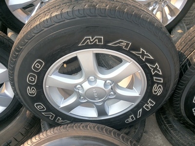 ขายล้อแม็กISUZU ขอบ 15 พร้อมยาง225/70/15  4 เส้น