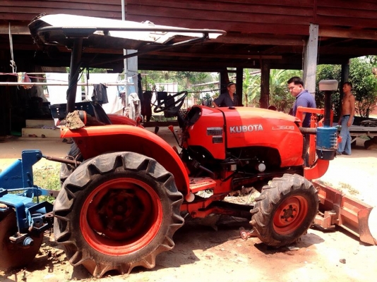 ***ขายแล้วครับขอบคุณ Truck2hand ขาย KUBOTA 36แรง รถไถ2เพลา ส้มๆ KUBOTA L3608 4WD ปี2553 เครื่องเดิม 36แรง 3สูบ เกียร์เดิม เครื่องพอใช้ เกียร์ดี ช่วงล่างดี แน่นดี ท้ายโอเค ระบบไฮฯ โอเค มีซึมบ้าง ไมล์ชั่วโมงขาด สีเคลียร์มาแล้ว พร้อมอุปกรณ์