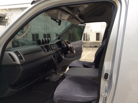 ขายรถตู้commuter ปี09 เครื่อง D4D เกียร์ออโต้ แต่งVIP ชุดใหญ่ทั้งคัน เบาะหุ่นยนต์คัสต้อมเม็ดข้าวโพด เครื่องเสียง+ทีวีชุดใหญ่ ประตูดูด กระจกบานเต็ม ชุดแต่ง รถสวยๆตัวถังบางเดิมทั้งคัน ไม่มีชน แม็ก17&quot; ยางใหม่เอี่ยม รถสวยขับดี พร้อมใช้เลยครับ