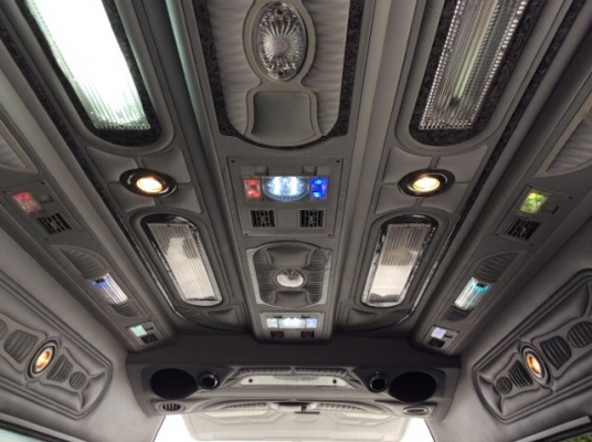 ขายรถตู้commuter ปี09 เครื่อง D4D เกียร์ออโต้ แต่งVIP ชุดใหญ่ทั้งคัน เบาะหุ่นยนต์คัสต้อมเม็ดข้าวโพด เครื่องเสียง+ทีวีชุดใหญ่ ประตูดูด กระจกบานเต็ม ชุดแต่ง รถสวยๆตัวถังบางเดิมทั้งคัน ไม่มีชน แม็ก17&quot; ยางใหม่เอี่ยม รถสวยขับดี พร้อมใช้เลยครับ