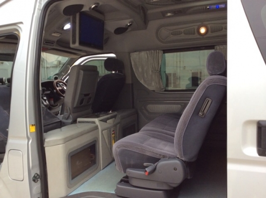 ขายรถตู้commuter ปี09 เครื่อง D4D เกียร์ออโต้ แต่งVIP ชุดใหญ่ทั้งคัน เบาะหุ่นยนต์คัสต้อมเม็ดข้าวโพด เครื่องเสียง+ทีวีชุดใหญ่ ประตูดูด กระจกบานเต็ม ชุดแต่ง รถสวยๆตัวถังบางเดิมทั้งคัน ไม่มีชน แม็ก17&quot; ยางใหม่เอี่ยม รถสวยขับดี พร้อมใช้เลยครับ