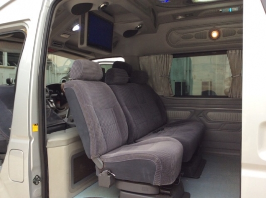 ขายรถตู้commuter ปี09 เครื่อง D4D เกียร์ออโต้ แต่งVIP  ชุดใหญ่ทั้งคัน เบาะหุ่นยนต์คัสต้อมเม็ดข้าวโพด เครื่องเสียง+ทีวีชุดใหญ่ ประตูดูด กระจกบานเต็ม ชุดแต่ง รถสวยๆตัวถังบางเดิมทั้งคัน ไม่มีชน แม็ก17&quot; ยางใหม่เอี่ยม รถสวยขับดี พร้อมใช้เลยครับ