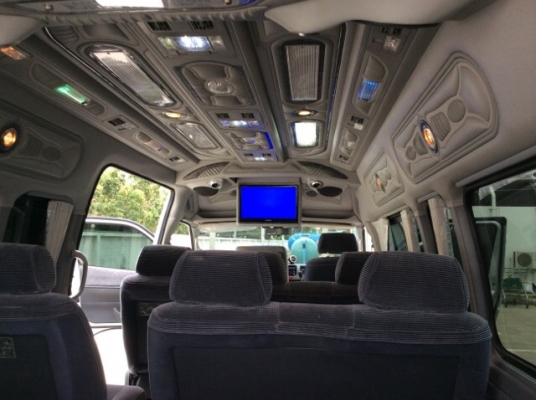 ขายรถตู้commuter ปี09 เครื่อง D4D เกียร์ออโต้ แต่งVIP  ชุดใหญ่ทั้งคัน เบาะหุ่นยนต์คัสต้อมเม็ดข้าวโพด เครื่องเสียง+ทีวีชุดใหญ่ ประตูดูด กระจกบานเต็ม ชุดแต่ง รถสวยๆตัวถังบางเดิมทั้งคัน ไม่มีชน แม็ก17&quot; ยางใหม่เอี่ยม รถสวยขับดี พร้อมใช้เลยครับ