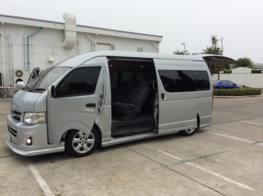 ขายรถตู้commuter ปี09 เครื่อง D4D เกียร์ออโต้ แต่งVIP  ชุดใหญ่ทั้งคัน เบาะหุ่นยนต์คัสต้อมเม็ดข้าวโพด เครื่องเสียง+ทีวีชุดใหญ่ ประตูดูด กระจกบานเต็ม ชุดแต่ง รถสวยๆตัวถังบางเดิมทั้งคัน ไม่มีชน แม็ก17&quot; ยางใหม่เอี่ยม รถสวยขับดี พร้อมใช้เลยครับ